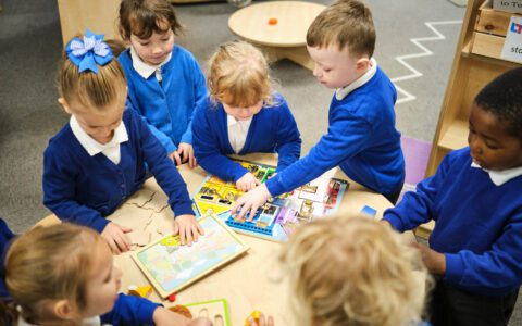 Boys and girls making a jigsaw.
